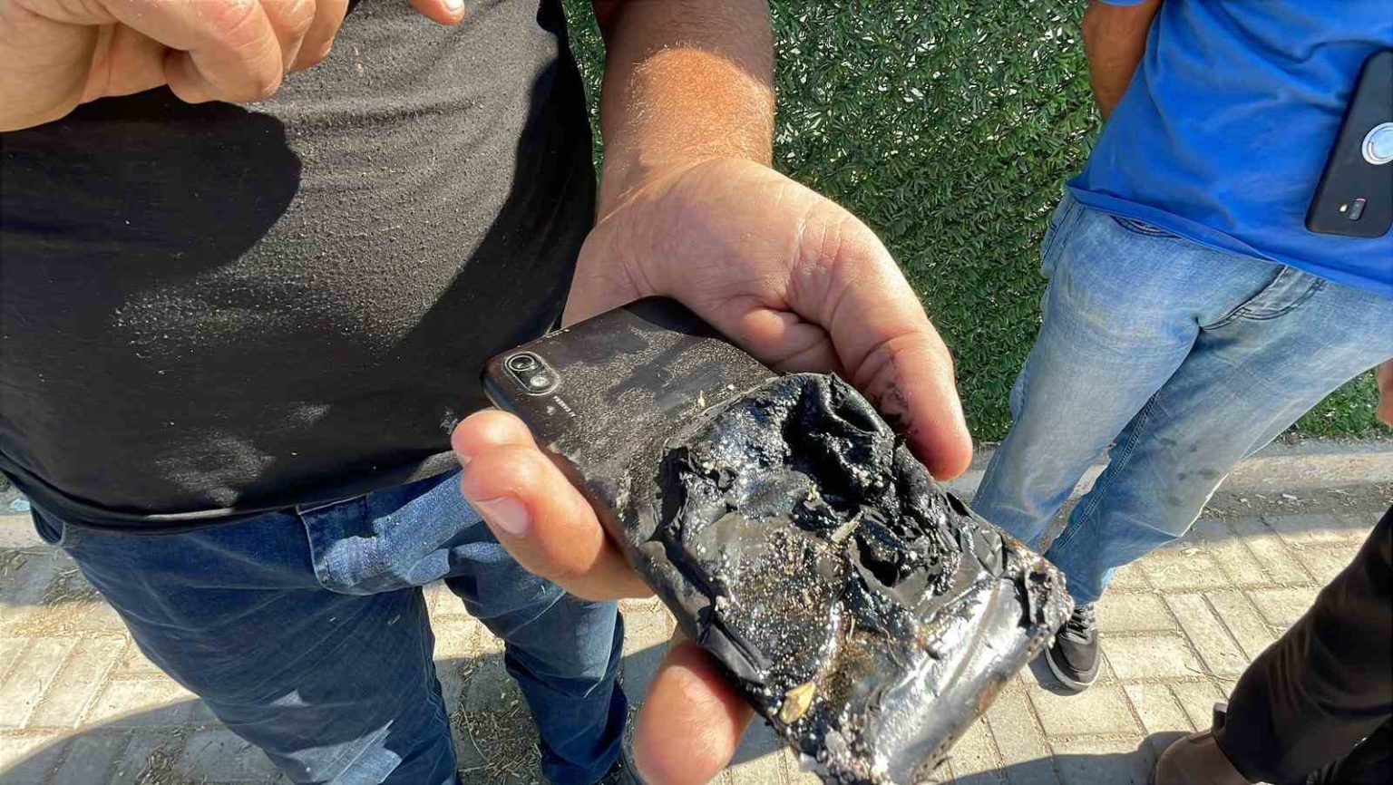 akulerin-uzerinde-unutulan-cep-telefonu-patladi