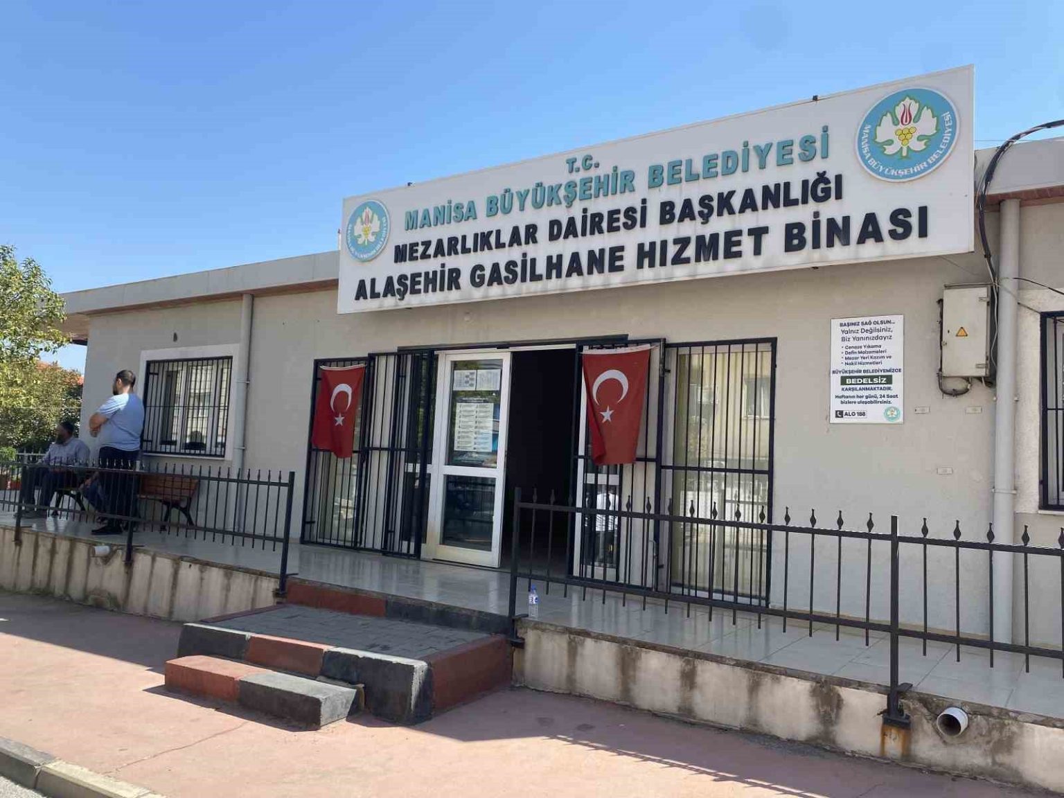 alasehirde-evinin-bahcesinde-agac-kesmeye-calisan-adam-feci-sekilde-can-verdi