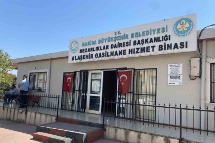 alasehirde-evinin-bahcesinde-agac-kesmeye-calisan-adam-feci-sekilde-can-verdi