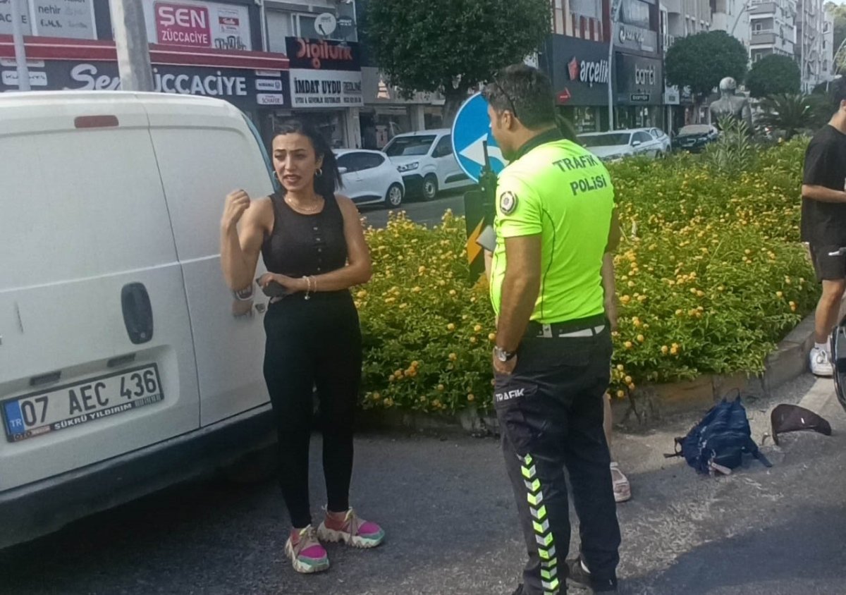 antalyada-ayni-kavsakta-5-dakika-arayla-iki-motosiklet-kazasi-kamerada