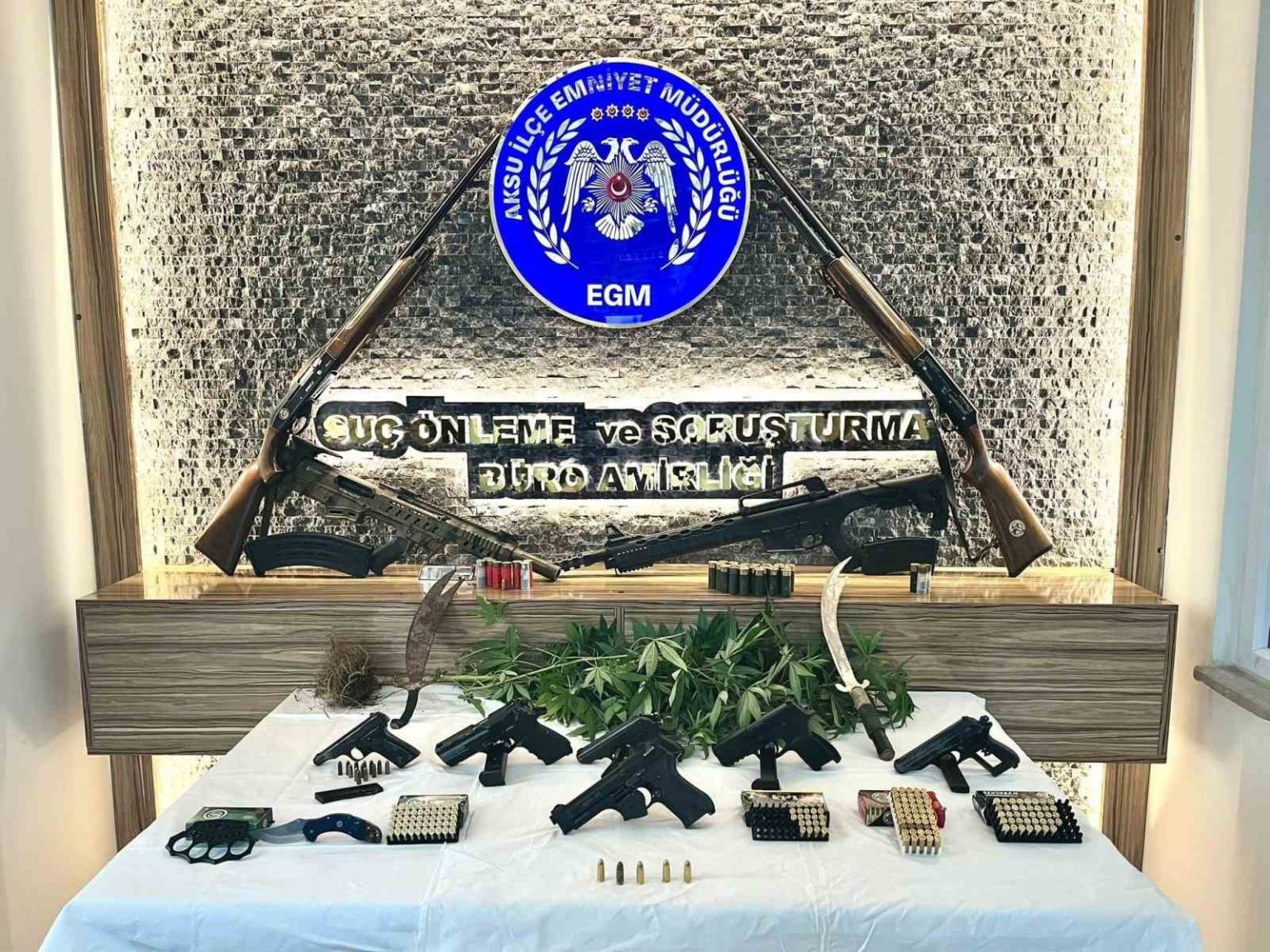 antalyada-cok-sayida-ruhsatsiz-silah-ele-gecti-9-gozalti
