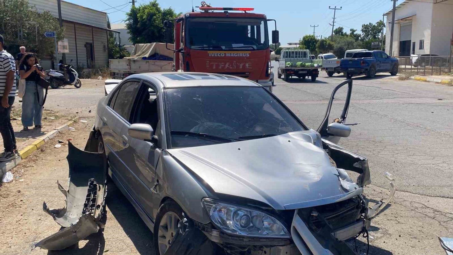 antalyada-otomobil-trafoya-ve-otobus-duragina-carpti-1-yarali