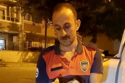 aracin-motor-kismina-giren-yavru-kediyi-itfaiye-ekipleri-kurtardi