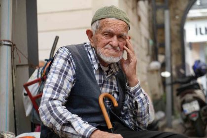 asrin-ustasi-96-yasinda-gozluk-kullanmadan-semsiye-tamir-ediyor