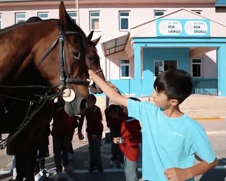 atli-jandarma-timleri-okul-cevresinde-devriye-yapti