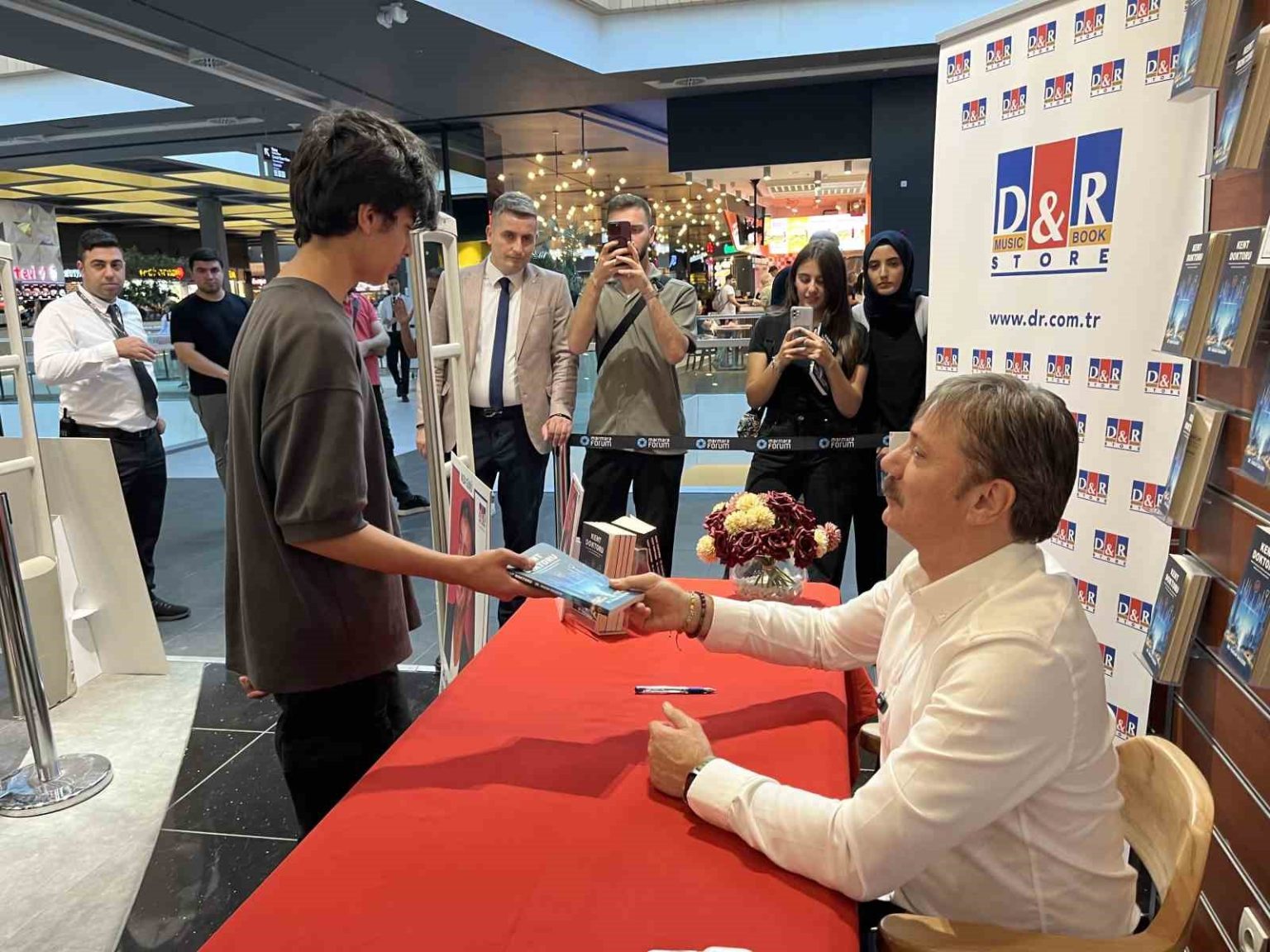 bahcelievler-belediye-baskani-dr-hakan-bahadir-kitabinin-imza-gununde-vatandaslarla-bulustu