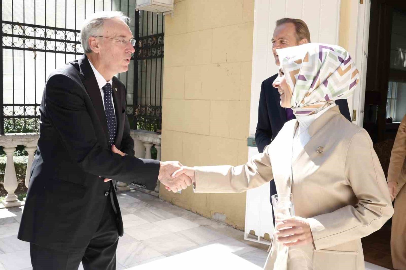 bakan-goktas-frankofon-buyukelciler-ile-bir-araya-geldi