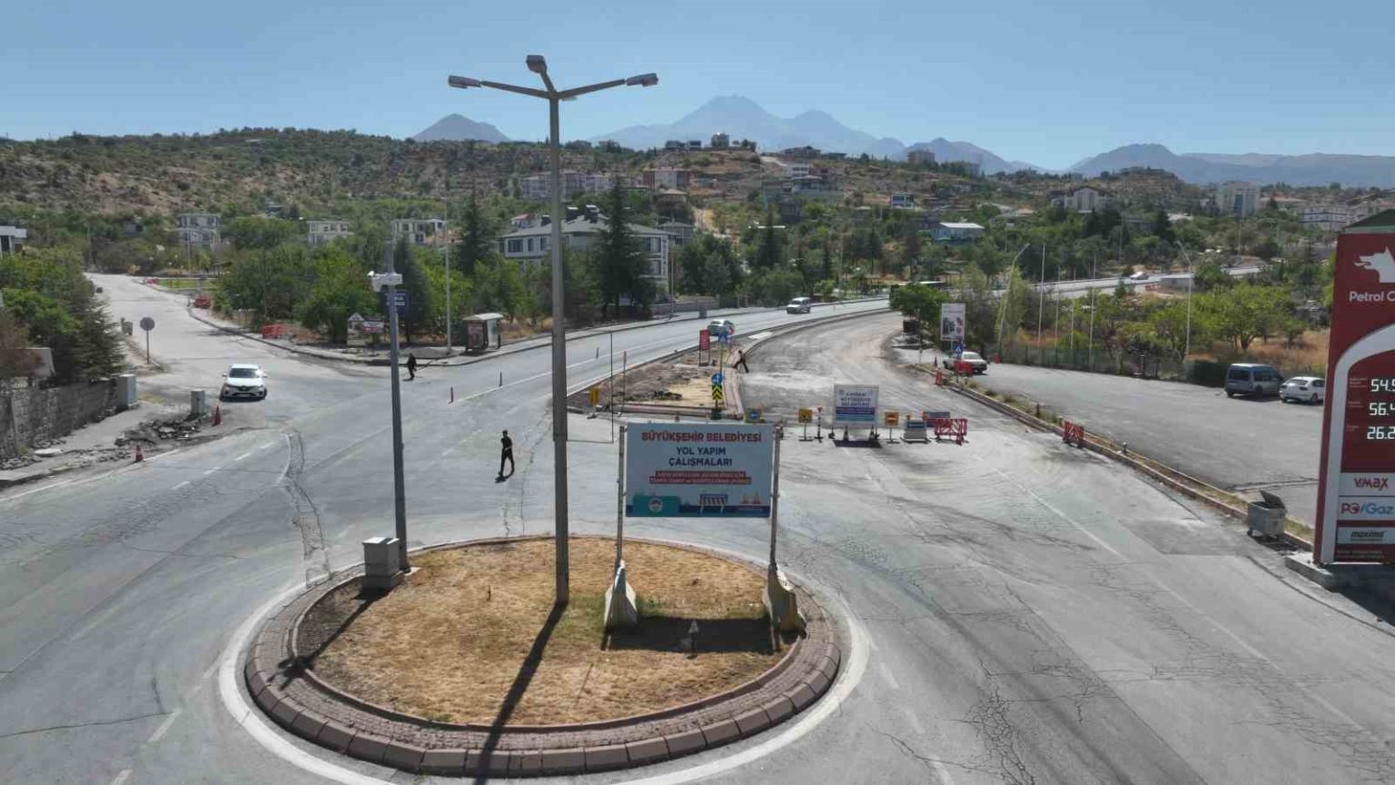 baskan-buyukkilic-hacilar-kayseri-caddesinde-100-milyon-tllik-yatirimi-inceledi