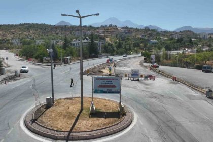 baskan-buyukkilic-hacilar-kayseri-caddesinde-100-milyon-tllik-yatirimi-inceledi