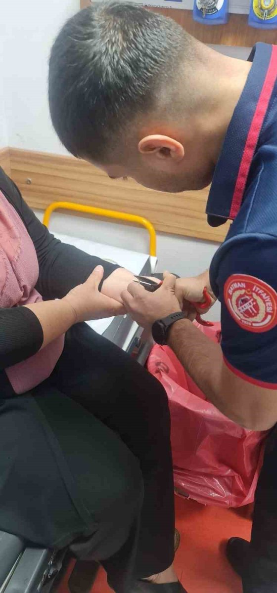 batmanda-kadinin-bilegine-sikisan-bilezik-itfaiye-ekiplerince-cikarildi