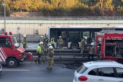 bayrampasa-maltepe-metrobus-duraginda-korkutan-yangin