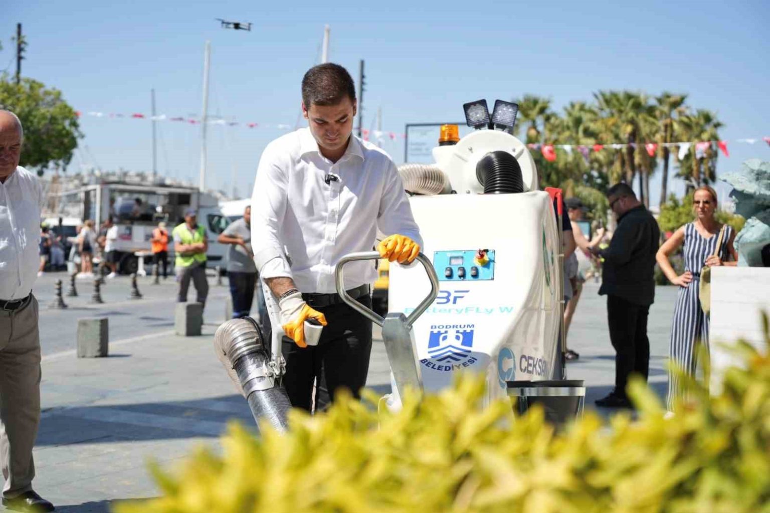 bodrumda-yeni-nesil-elektrikli-yol-supurme-araclari-hizmete-girdi