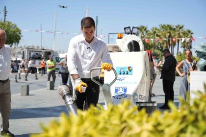 bodrumda-yeni-nesil-elektrikli-yol-supurme-araclari-hizmete-girdi