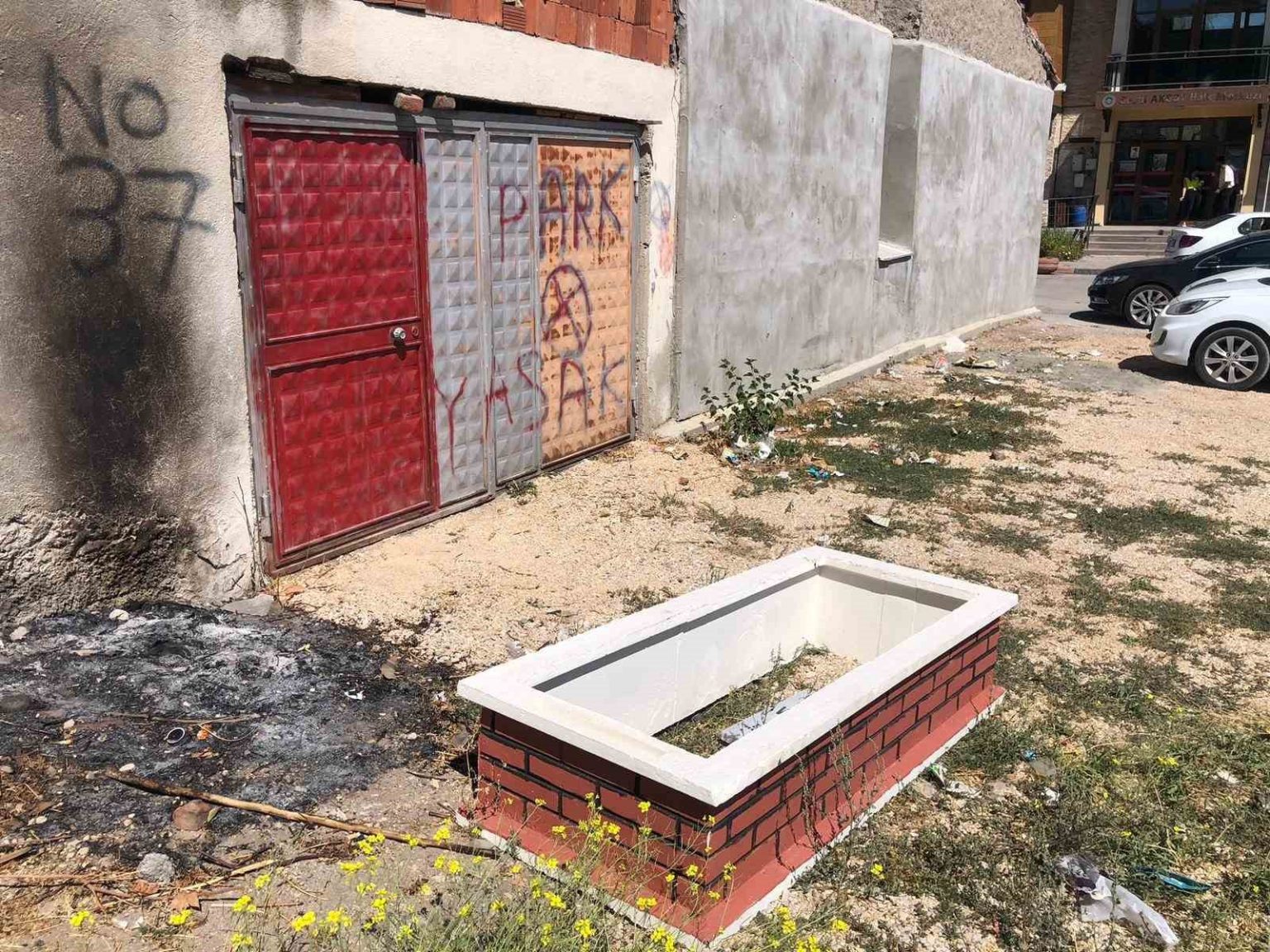 bos-araziye-birakilmis-isimli-tasi-bulunan-mezar