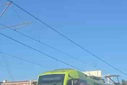 bursada-metro-durdu-vatandaslar-raylardan-yurudu