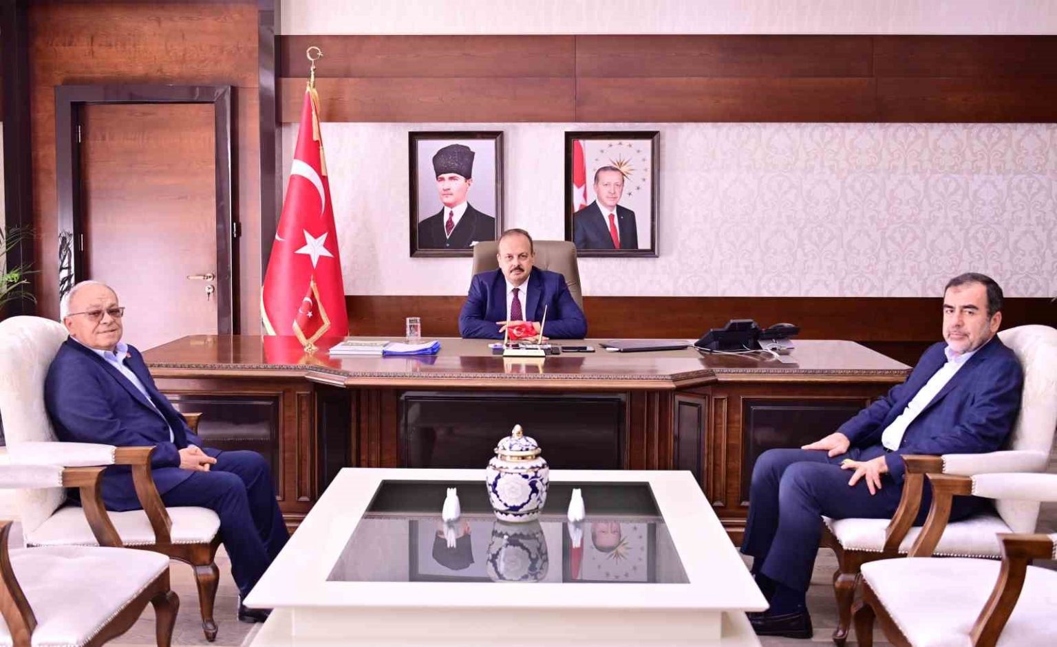 buyuksehir-belediye-meclisi-toplantisi-oncesi-vali-canbolat-ak-parti-ve-chp-il-baskanlarini-agirladi