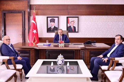 buyuksehir-belediye-meclisi-toplantisi-oncesi-vali-canbolat-ak-parti-ve-chp-il-baskanlarini-agirladi
