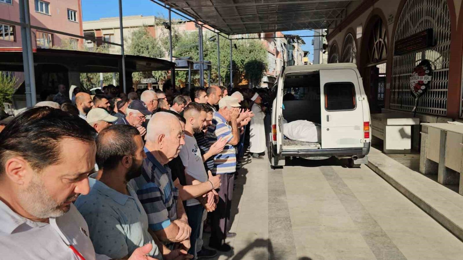 cenazesi-asansorlu-aracla-evden-indirildi