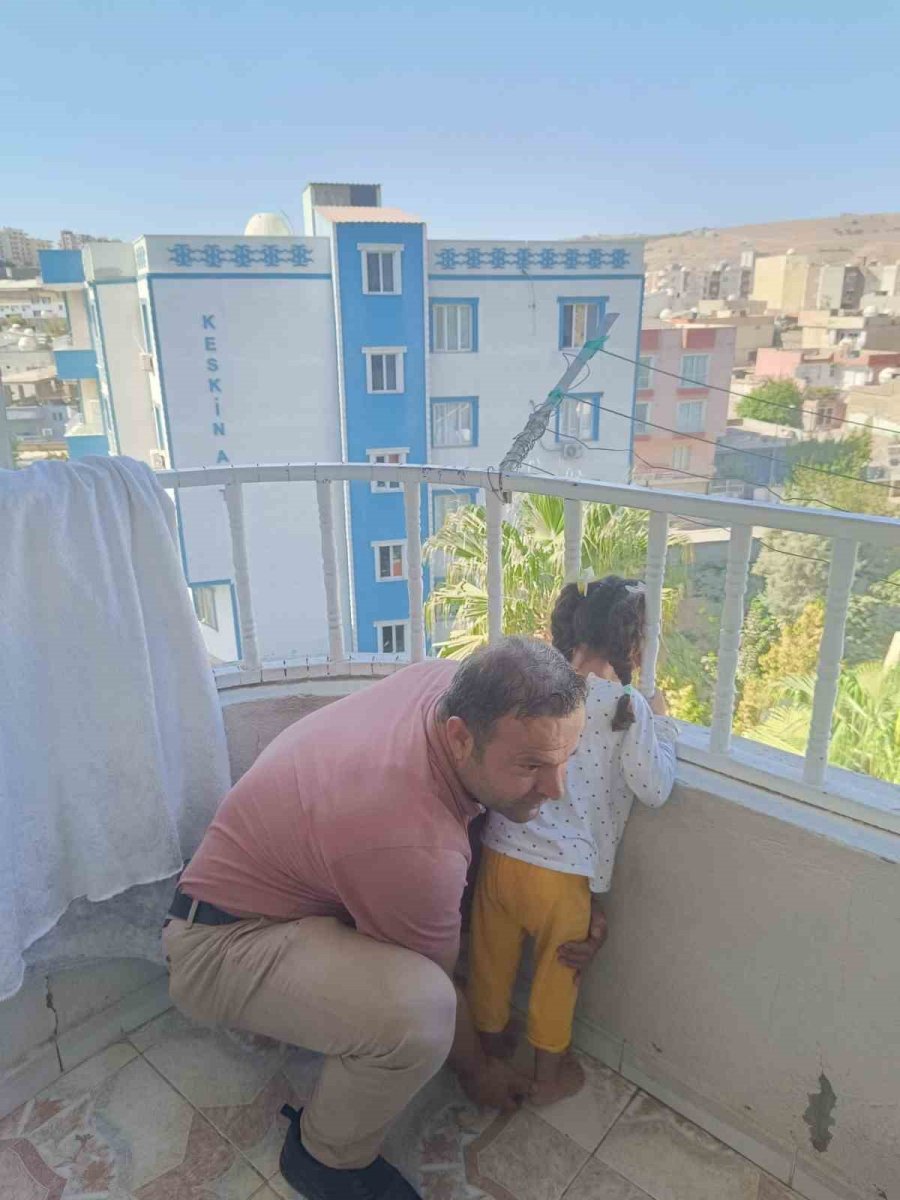 cizrede-kafasi-demir-korkuluguna-sikisan-cocugu-itfaiye-ekipleri-kurtardi