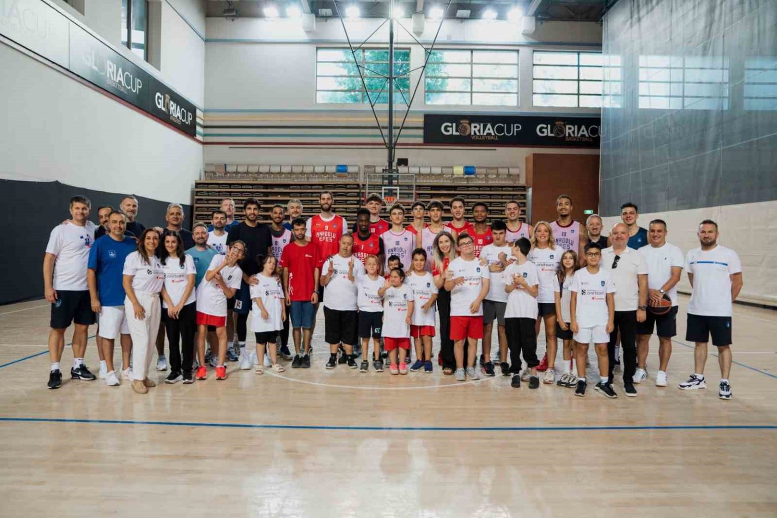 corendon-turizm-grubu-ve-zicev-cocuklari-a-efes-antrenmanini-ziyaret-etti