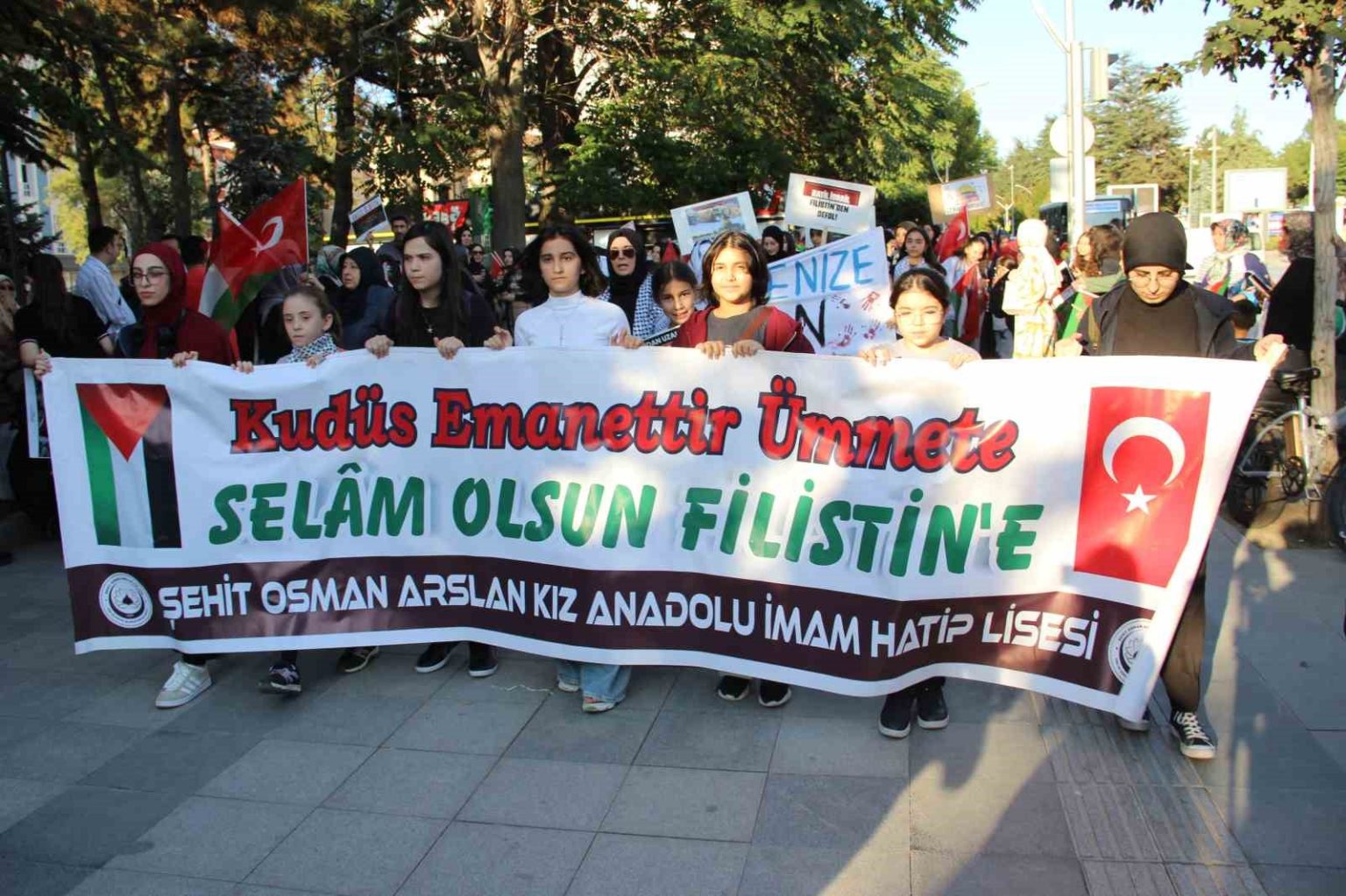 corumda-yuzlerce-kisi-gazze-icin-yurudu