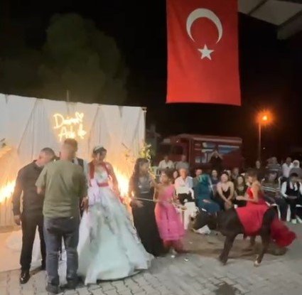 damadin-enistesinden-ilginc-dugun-hediyesi