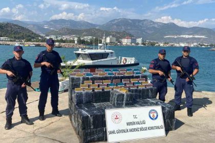 denizdeki-kutulardan-28-bin-500-paket-tutun-cubugu-cikti