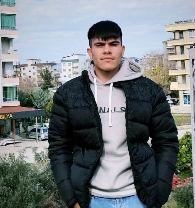 devrilen-traktorun-altinda-kalan-genc-hayatini-kaybetti