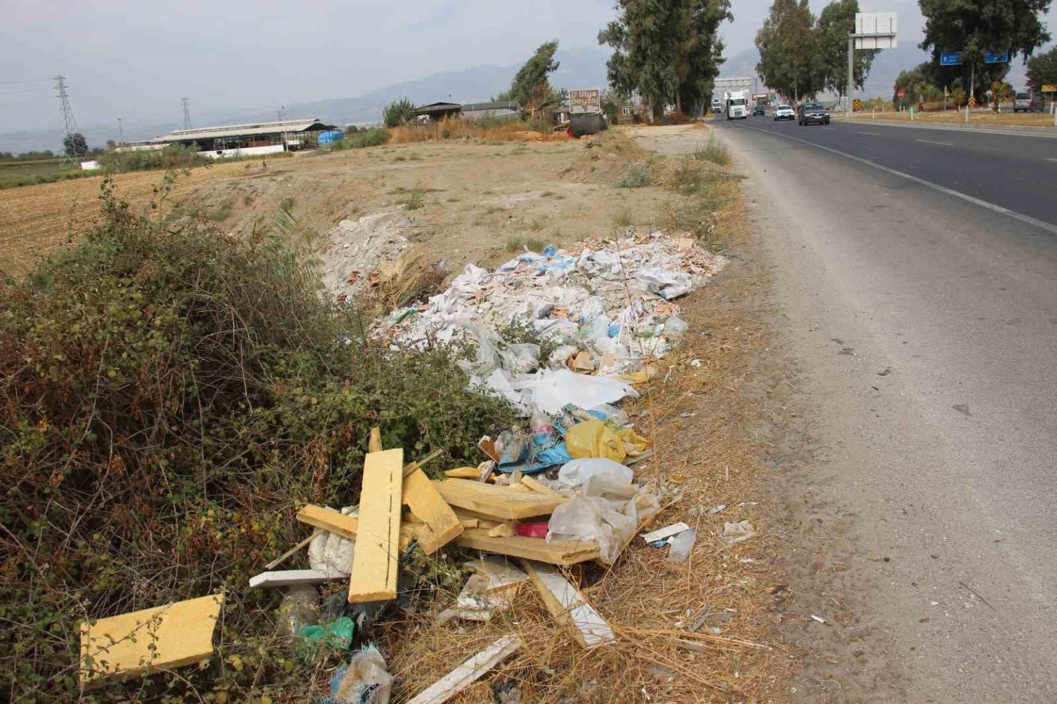 duyarsiz-vatandaslar-yol-kenarlarini-copluge-cevirdi