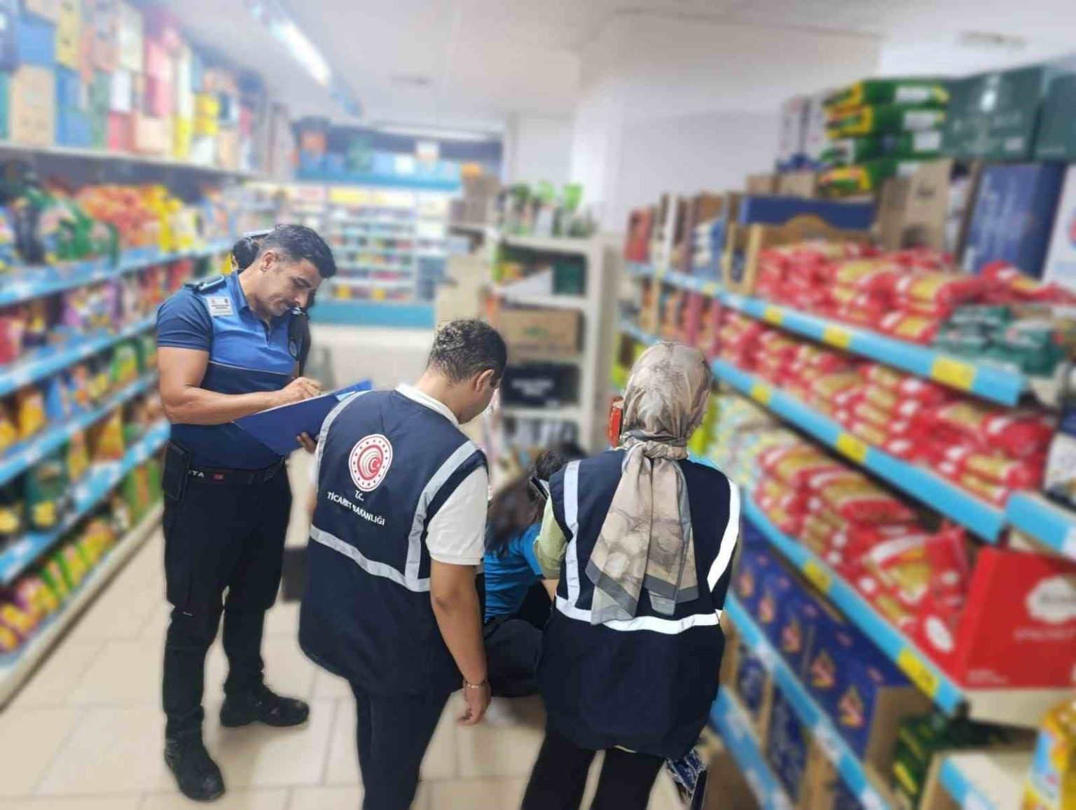 duzcede-raf-etiket-ve-kasa-fiyatlari-kontrol-edildi