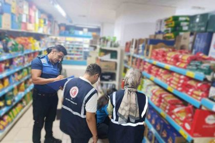 duzcede-raf-etiket-ve-kasa-fiyatlari-kontrol-edildi