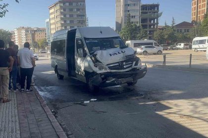 elazigda-minibus-otobuse-carpti-8-yarali
