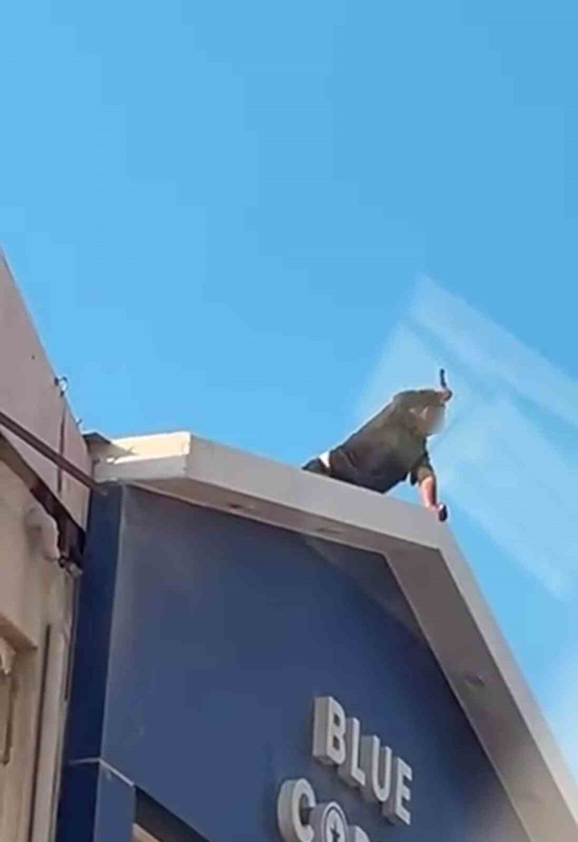 elindeki-bicakla-korku-dolu-anlar-yasatan-sahsi-ekipler-ikna-etti