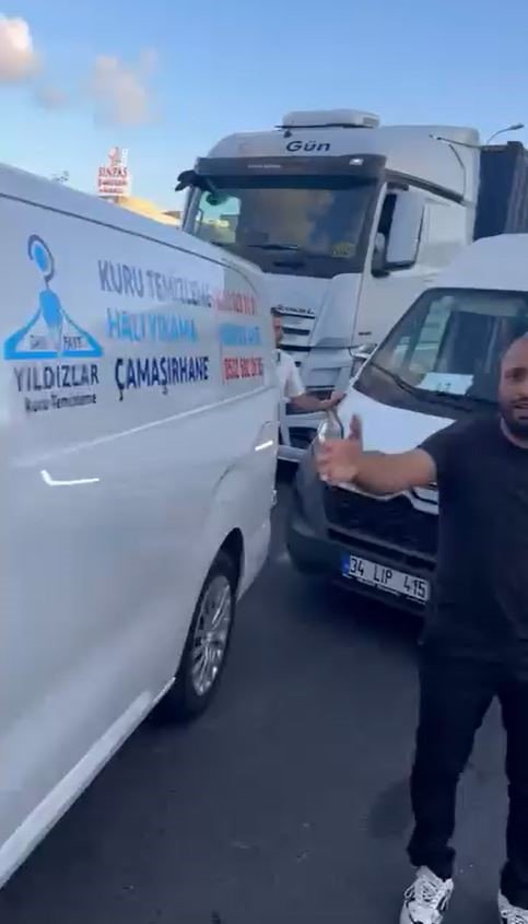 emniyet-seridinden-kaynak-yaptilar-tepki-gosteren-surucuye-saldirdilar