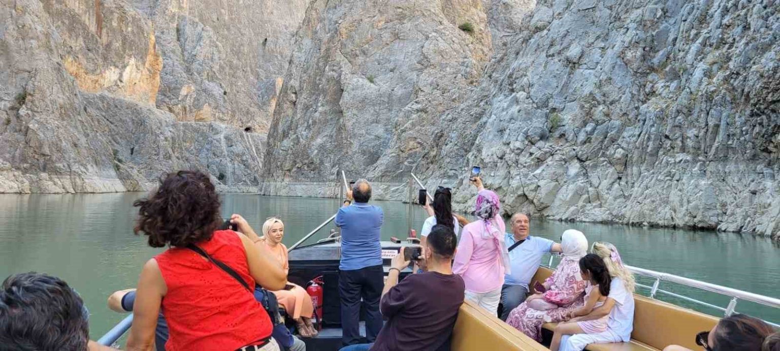 erzincanda-dunyanin-ikinci-buyuk-kanyonunda-tekne-keyfi-yapip-dag-kecilerini-izliyorlar