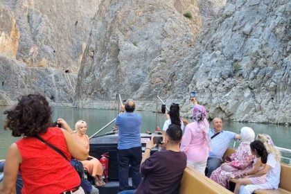 erzincanda-dunyanin-ikinci-buyuk-kanyonunda-tekne-keyfi-yapip-dag-kecilerini-izliyorlar