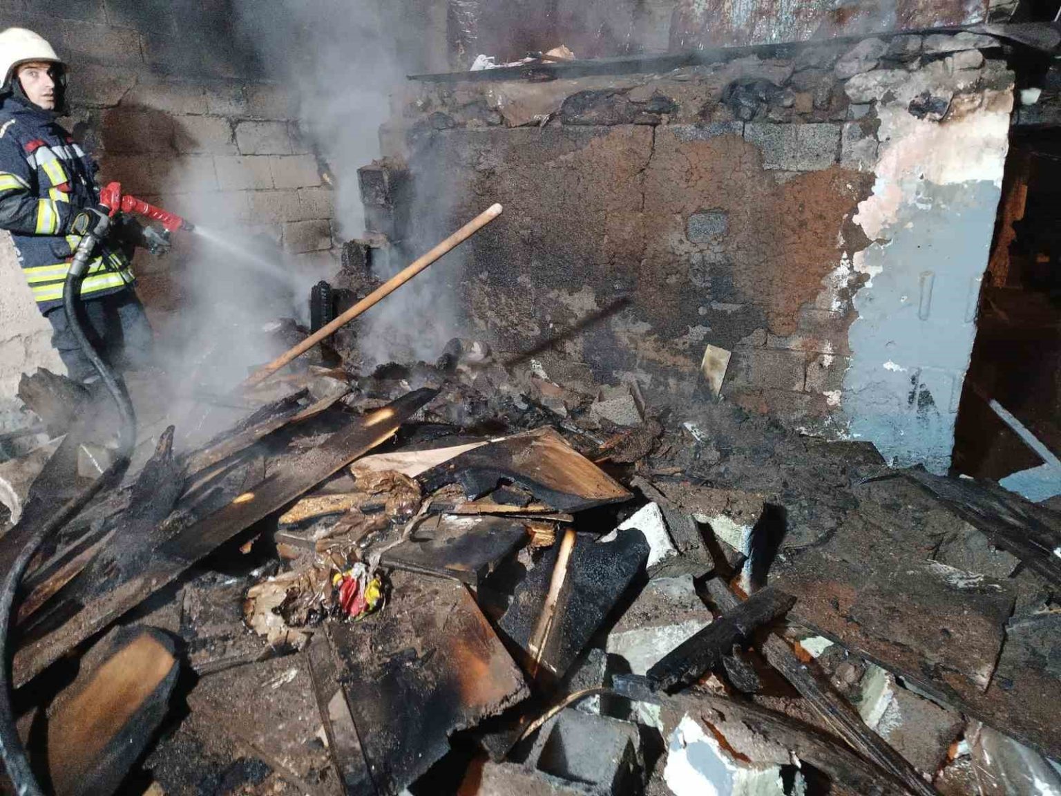 erzurumda-eski-ev-cayir-cayir-yandi