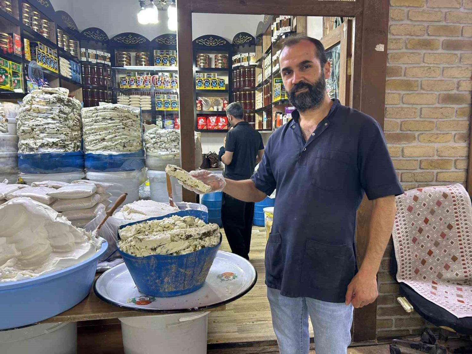 geleneksel-van-lezzeti-kislik-kup-otlu-peyniri-tezgahlardaki-yerini-almaya-basladi