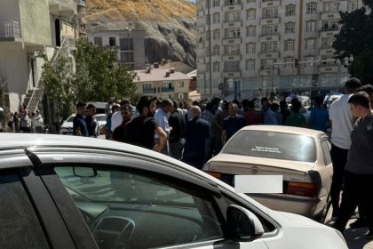 hakkaride-freni-patlayan-cekici-6-araca-carparak-durabildi