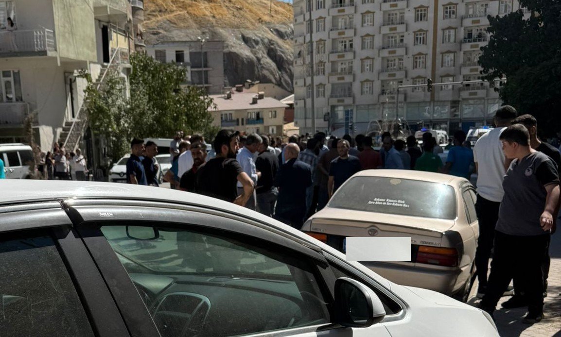 hakkaride-freni-patlayan-cekici-6-araca-carparak-durabildi