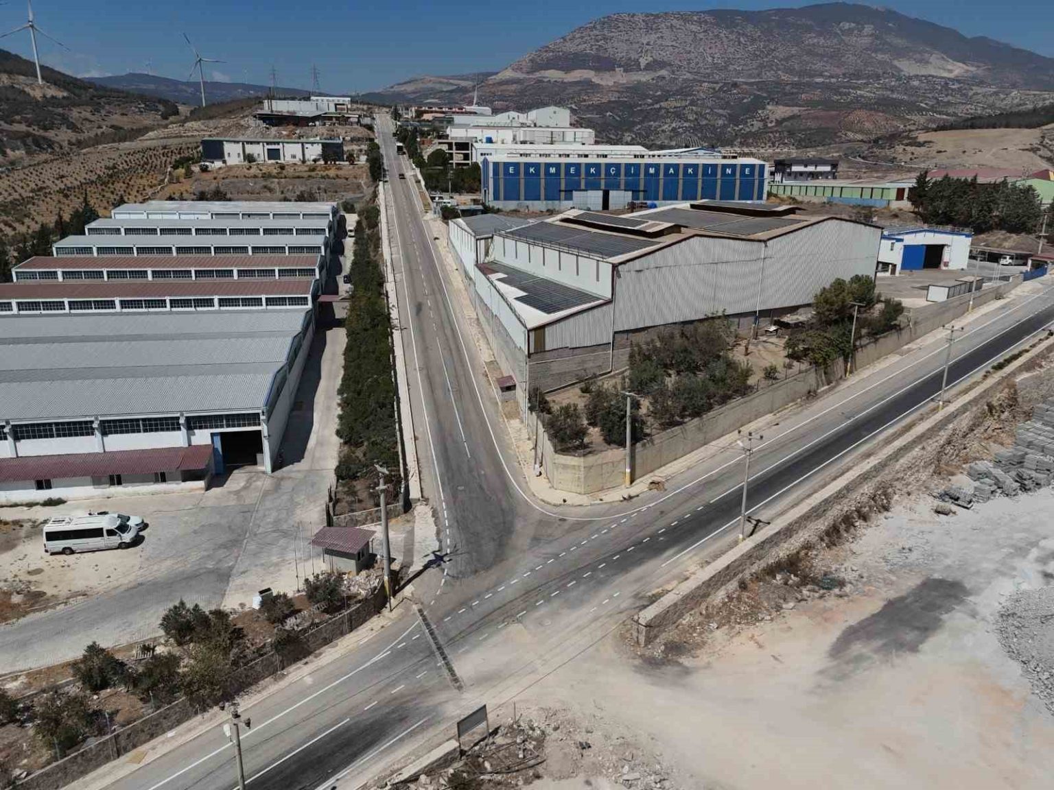 hatay-buyuksehir-belediyesi-antakya-osbde-yollari-asfaltladi