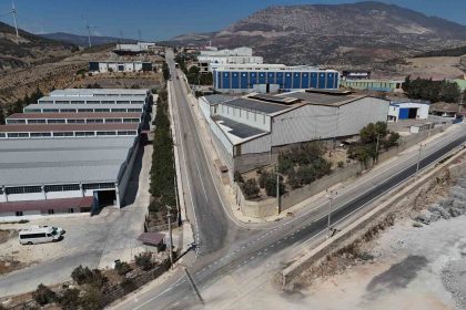 hatay-buyuksehir-belediyesi-antakya-osbde-yollari-asfaltladi