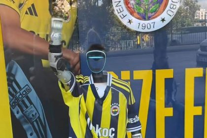 kadikoyde-fenerbahce-formasi-giyen-robot-ilgi-odagi-oldu