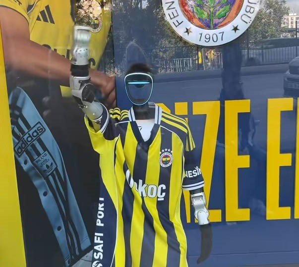 kadikoyde-fenerbahce-formasi-giyen-robot-ilgi-odagi-oldu