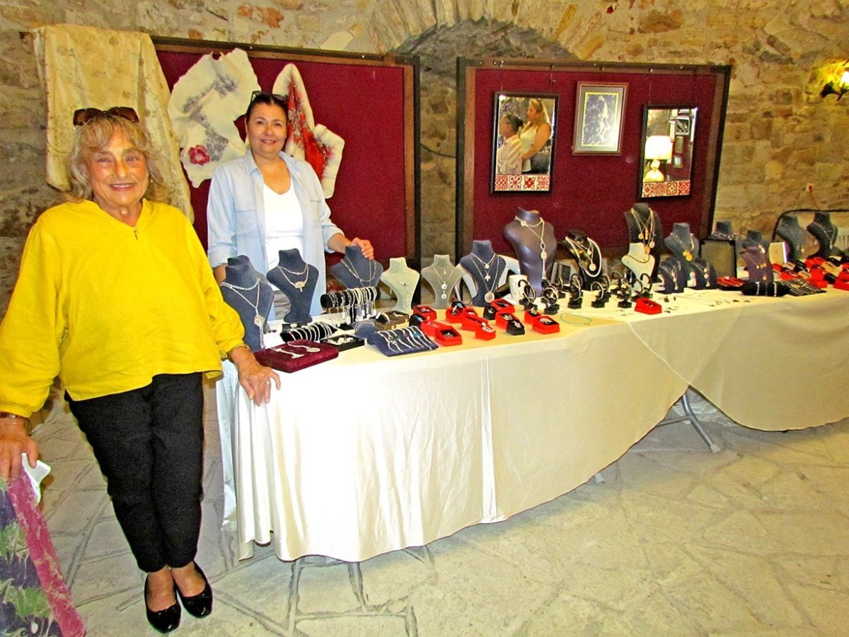 kadinlarin-el-emegi-cesmenin-tarihi-kalesinde-sergileniyor