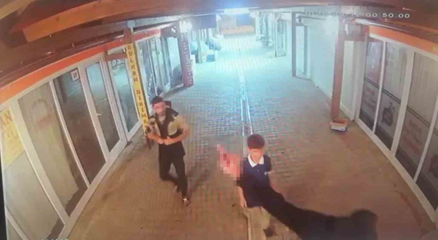 kameralara-el-hareketi-ceken-piskin-hirsiz-turk-polisinden-kacamadi