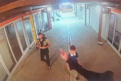 kameralara-el-hareketi-ceken-piskin-hirsiz-turk-polisinden-kacamadi