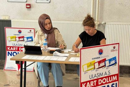 karabuk-belediyesi-ogrenciler-icin-kampus-ve-yurtlarda-ulasim-stantlari-kurdu