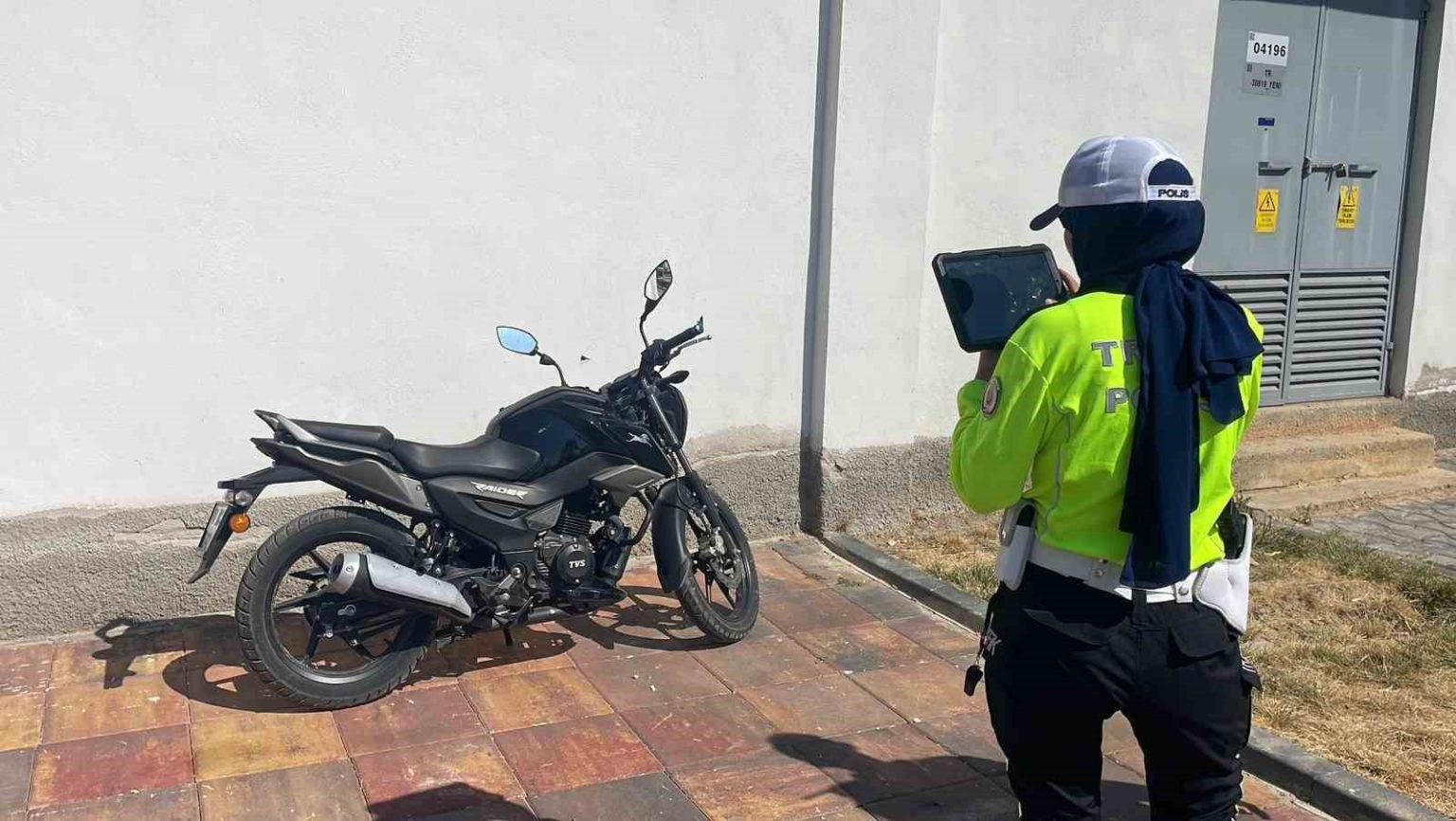 karamanda-devrilen-motosikletin-surucusu-yaralandi