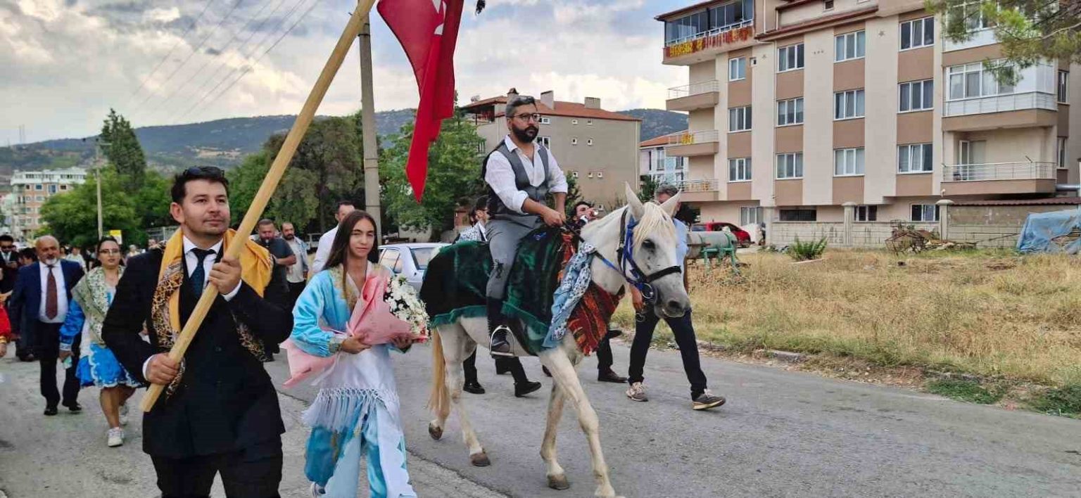 koruklu-cizme-giren-damat-uc-etekli-gelinini-atiyla-aldi